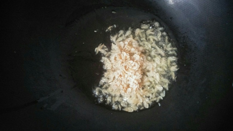 咸香糯米饼,锅内放油烧热后放入虾皮