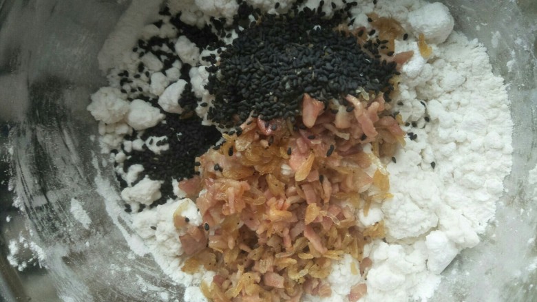 咸香糯米饼,放入抄过的芝麻虾皮，培根