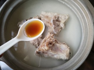 虫草花海带脊骨汤,再放回砂锅加温水，水中加点醋煮开。（因为醋能使骨头里的磷、钙溶解到汤内，这样煲的汤不仅味道更鲜美，而且更有利于人体吸收）