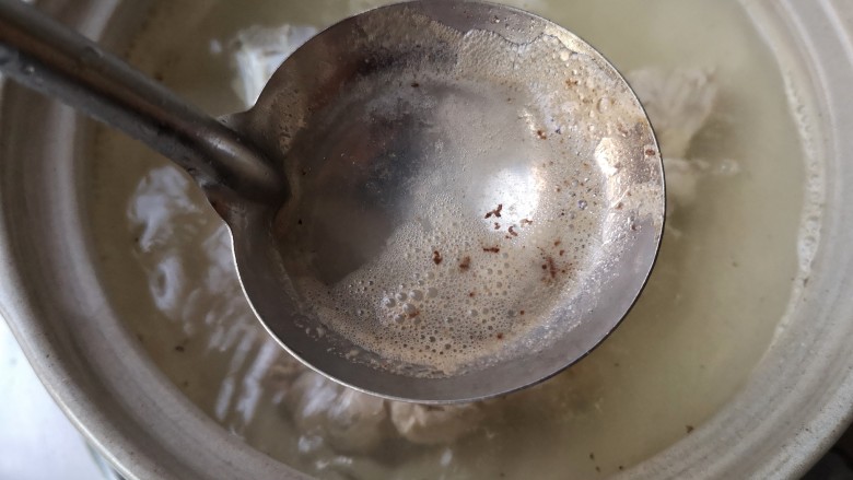 虫草花海带脊骨汤,然后，改用文火煨炖，这样可以使骨组织疏松，骨中的蛋白质、脂肪逐渐解聚而溶出。撇干净骨中煮出的血沫。
