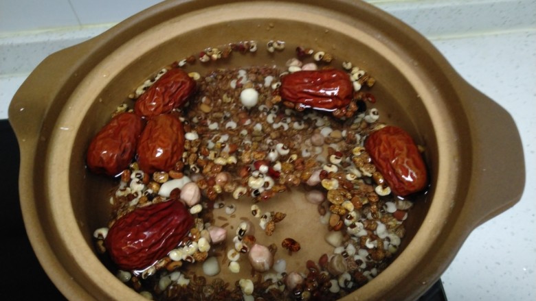 红豆红米花生红枣粥,所有食材放入砂锅中，加入清水。