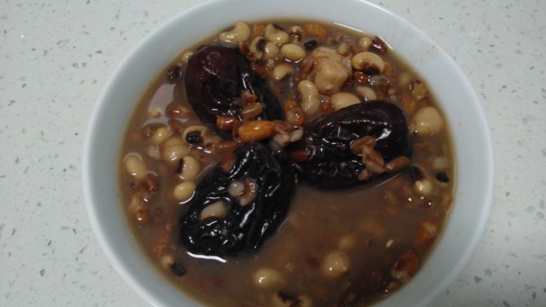 红豆红米花生红枣粥,盛入碗中。
