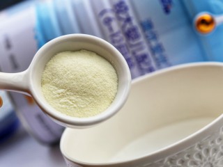 奶香小馒头【无水无油平底锅版】,奶粉按照配方比例用温水冲泡好。