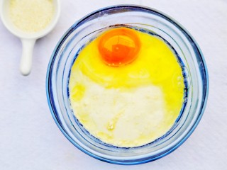 奶香小馒头【无水无油平底锅版】,面粉中加入鸡蛋。