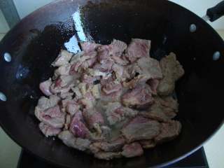 青蒜炒牛肉,油温3-4成热下入牛肉滑炒至半熟盛出