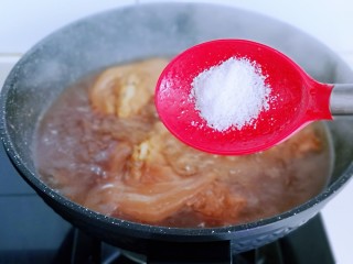 香辣孜然烤猪蹄,根据自己的口味加入盐，大火收汤至浓稠即可关火。