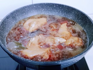 香辣孜然烤猪蹄,压好的猪蹄连汤汁一起倒入炒锅中。