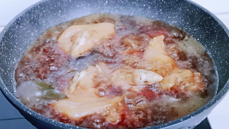 香辣孜然烤猪蹄,压好的猪蹄连汤汁一起倒入炒锅中。
