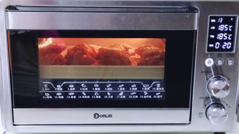 香辣孜然烤猪蹄,上下管185度烤20分钟。(烤箱时间及温度仅供参考)