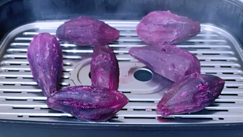 补血养颜～低脂紫薯红糖糯米饼,紫薯蒸熟了呦～(记得蒸好的紫薯不要立即将盖子打开，焖5分钟)