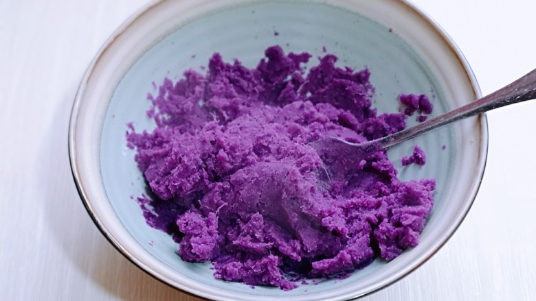 补血养颜～低脂紫薯红糖糯米饼,用小勺压成紫薯泥即可！(也可以用料理机，那样紫薯泥会更细腻)