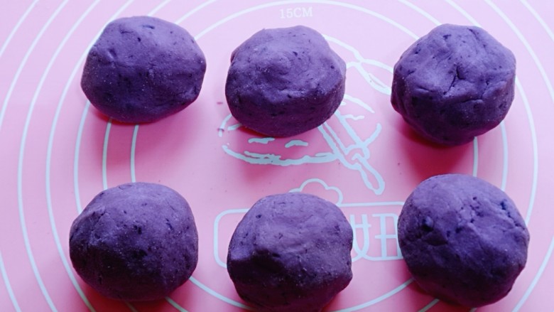补血养颜～低脂紫薯红糖糯米饼,将面团分成6等份！