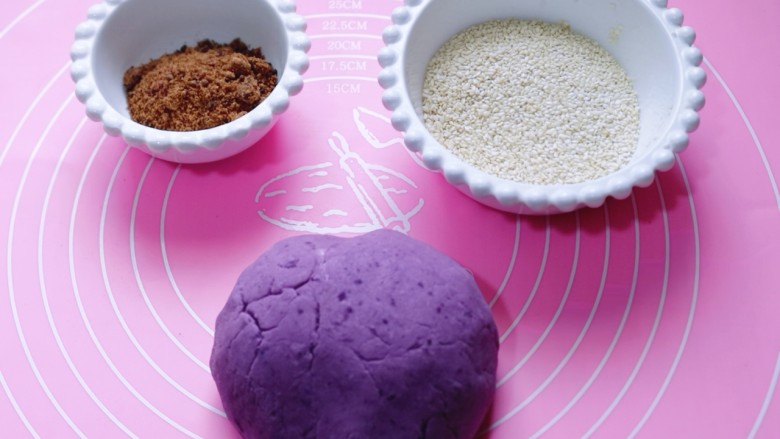 补血养颜～低脂紫薯红糖糯米饼,将紫薯泥揉成面团，准备好所以食材！