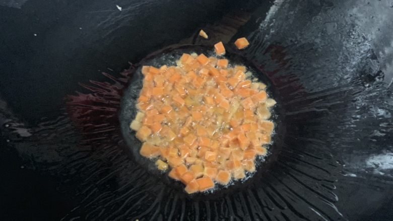 咖喱豆腐,起锅放油，6成热，放入胡萝卜丁翻炒至断生
