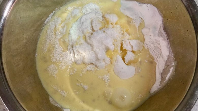 奶香鸡蛋米饼,把蛋奶液倒进米粉里，加入白糖（小宝宝吃可少加或不加），搅拌成没有干粉的顺滑的糊状。
