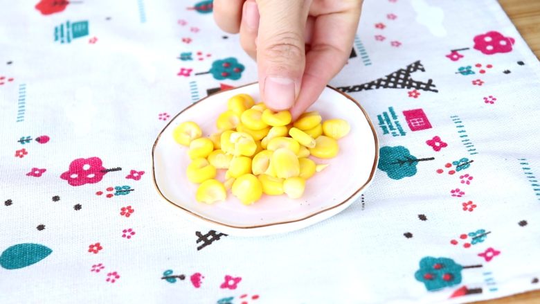 番茄鲜虾面,剥掉玉米皮
tips：玉米皮不好消化，建议给1岁以下的宝宝吃玉米时，剥掉玉米皮