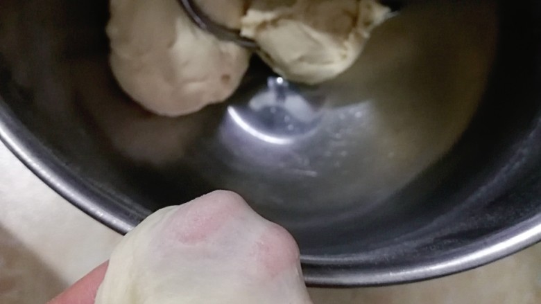 香葱肉松吐司（一次发酵）,一档揉成团转三档揉成能扯出厚膜