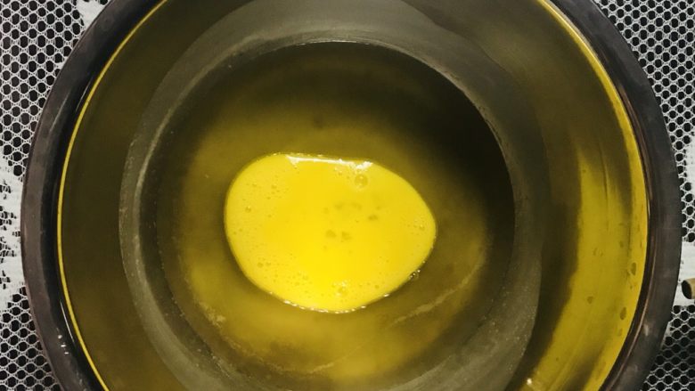 桃酥,蛋液留少许（最后桃酥刷液用），其余都倒入猪油中，白砂糖也一并倒入，搅拌均匀