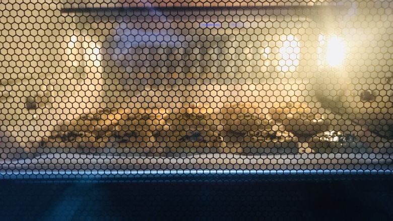桃酥,烤箱上下火180度预热10分钟后，放入烤箱烤20分钟