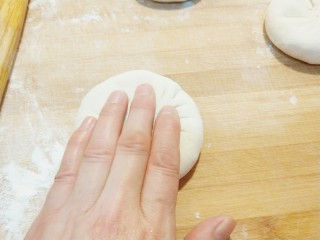新文美食  猪肉白菜馅饼,用手压扁即可，不要用擀面皮擀。