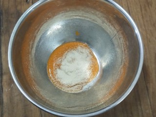 南瓜玫瑰馒头。,把南瓜去皮切片蒸熟，打成泥，取120克放入碗中，放至温热，加入酵母搅拌均匀，让它自然溶解