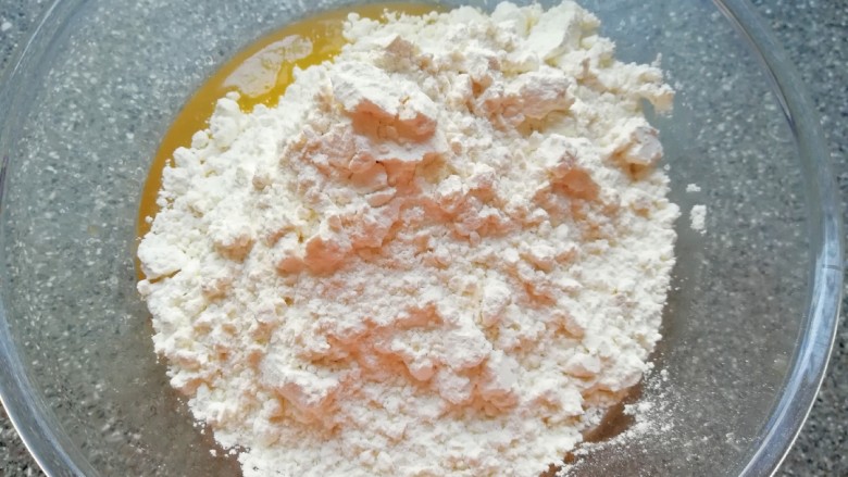 芝麻核桃一口酥,加入混合好的低筋面粉、泡打粉和小苏打。