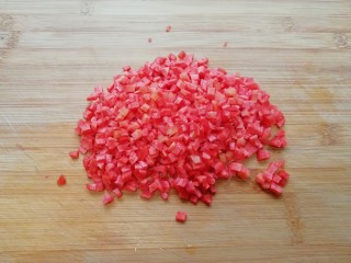 西兰花蛋炒饭,红萝卜洗干净切成小丁。