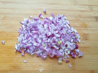 西兰花蛋炒饭,洋葱洗干净切碎。