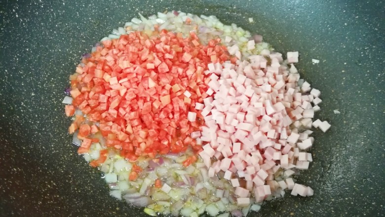 西兰花蛋炒饭,下入红萝卜和午餐肉翻炒均匀。
