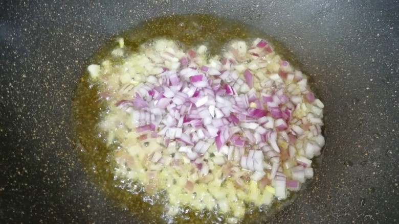 西兰花蛋炒饭,炒锅倒入适量的食用油继续烧热，下入洋葱炒香。