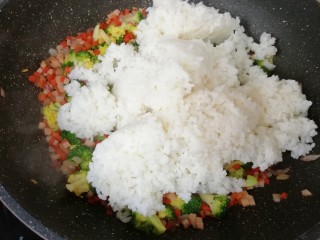 西兰花蛋炒饭,下入米饭翻炒均匀。