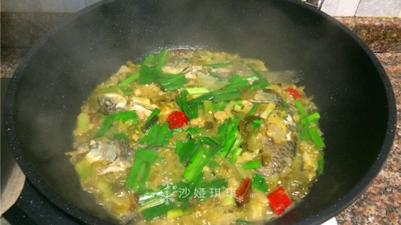酸菜烧鲫鱼,汤汁浓稠起锅装盘。