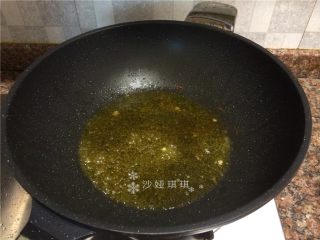 酸菜烧鲫鱼,将鱼捞出锅里留油。