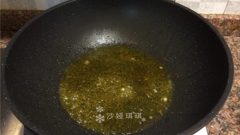 酸菜烧鲫鱼,将鱼捞出锅里留油。