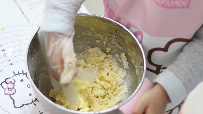 卡通小饼干，制作简单，萌趣造型合适亲子烘焙,把散的黄油面粉粒利用手温再聚拢。