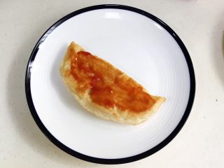法风烧饼,取一块烤好的飞饼，挤上番茄酱抹匀。