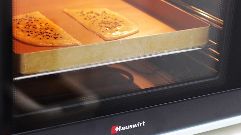 法风烧饼,入烤箱中，上下火185度，烘烤约10分钟，待飞饼表面上色即可，烤完的飞饼会鼓起来，层次非常明显。