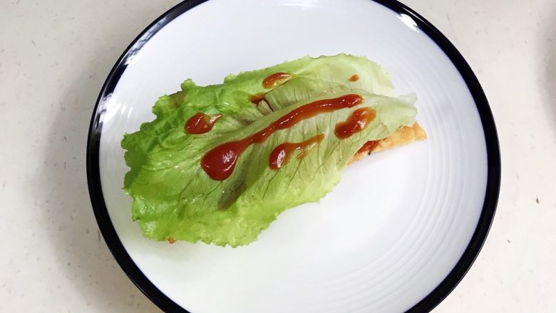 法风烧饼,放上<a style='color:red;display:inline-block;' href='/shicai/ 121'>生菜</a>，挤上番茄酱。