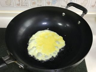 法风烧饼,把剩下的蛋黄液和蛋白一起搅打均匀，然后放入锅中煎熟。