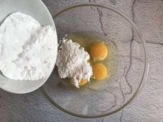 无水无油小蛋糕,4个鸡蛋打入碗中，加入糖粉