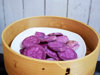 紫薯芝士球,把紫薯洗净切成薄片，放入蒸锅蒸熟