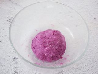 紫薯芝士球,搅拌至无干粉，再用手揉成团