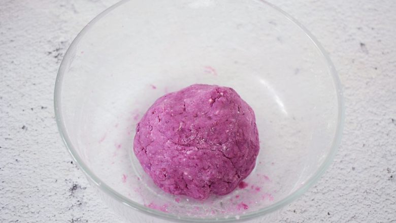 紫薯芝士球,搅拌至无干粉，再用手揉成团