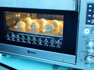 紫薯芝士球,放入预热好的烤箱，上下火160烤15分钟即可