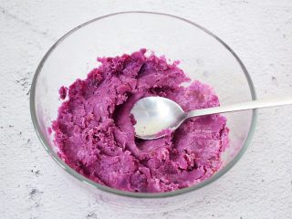 紫薯芝士球,把蒸熟的紫薯放入容器中，用压泥器或勺子压成泥