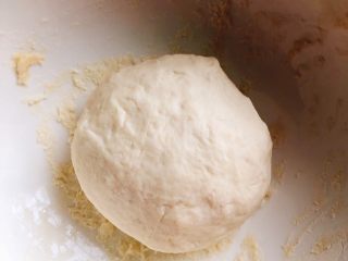 芝士培根披萨,将发酵的面团排气，揉至光滑，包上保鲜膜松软15分钟。