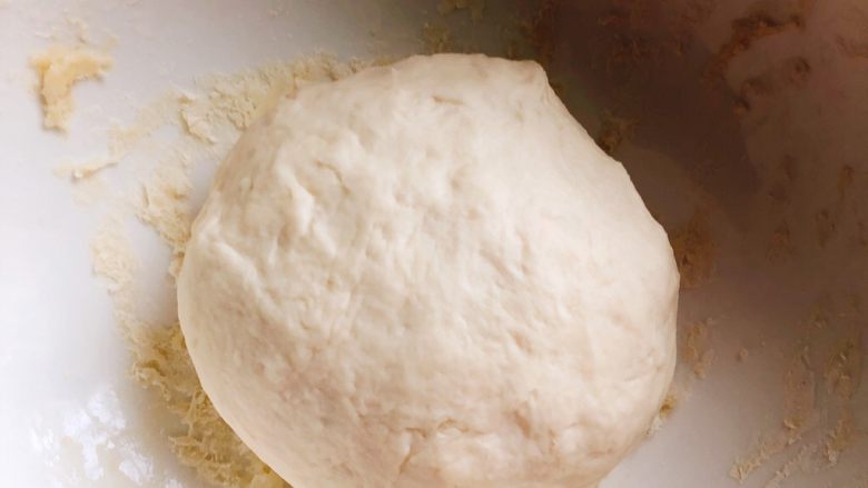 芝士培根披萨,将发酵的面团排气，揉至光滑，包上保鲜膜松软15分钟。