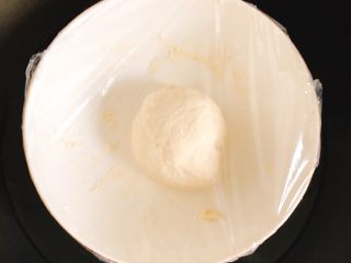 芝士培根披萨,包上保鲜膜，放入装有温水的锅里发酵至2倍大，大约1小时，中间需加热1次锅里的水，因为时间久了会凉。
