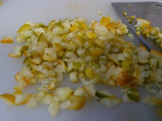 金桔果酱,用刀把金橘切成小丁状。这里我用的是滑皮金橘，它的水分就不像普通的金桔那么多，如果放在料理机里不加水很难打碎的，所以我就用切。