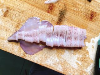 清蒸鱿鱼-下饭菜,把鱿鱼切成约1～2厘米的段。